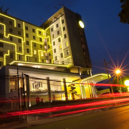 Yello Hotel Jemursari Surabaya Dış mekan fotoğraf
