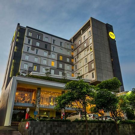 Yello Hotel Jemursari Surabaya Dış mekan fotoğraf