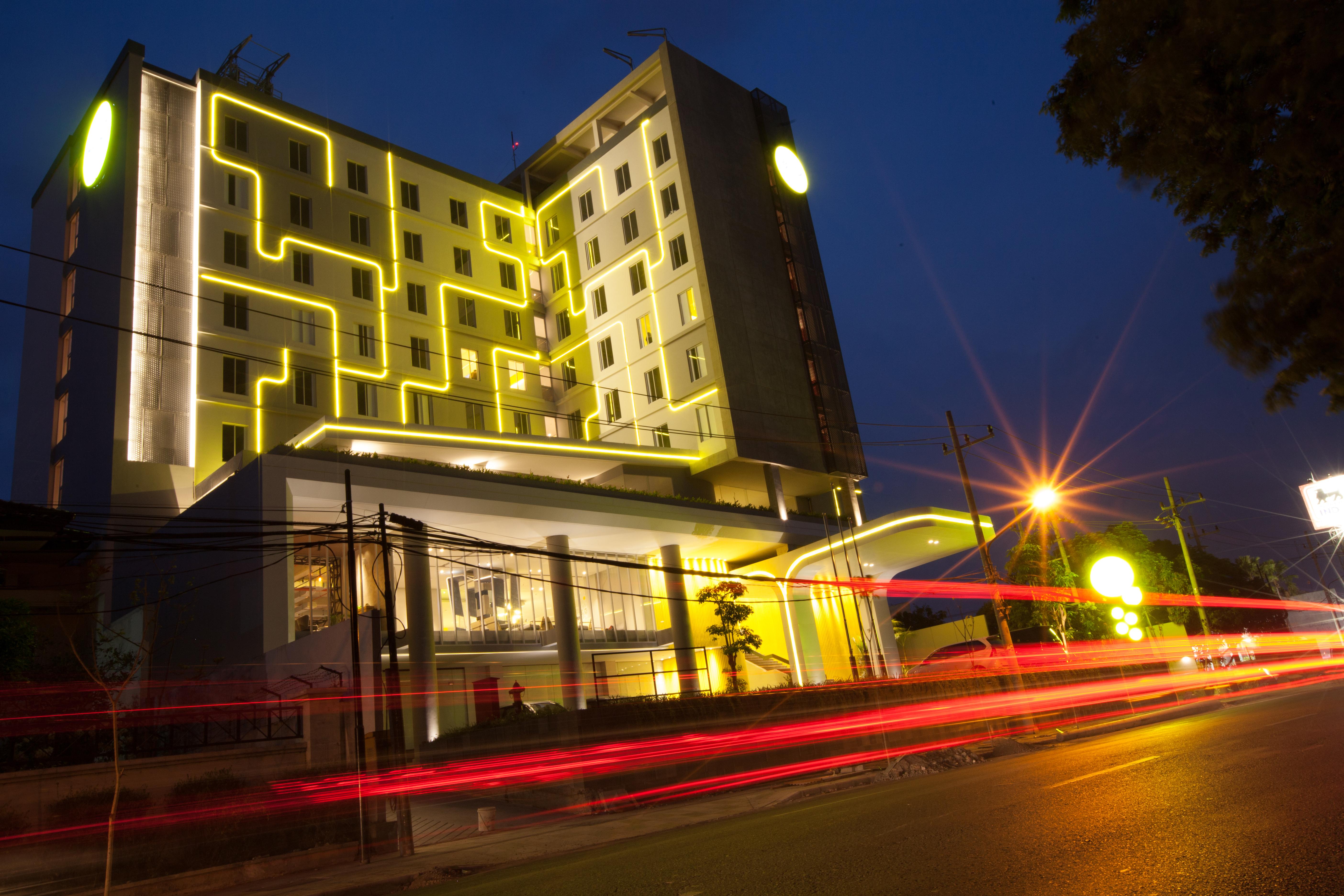 Yello Hotel Jemursari Surabaya Dış mekan fotoğraf