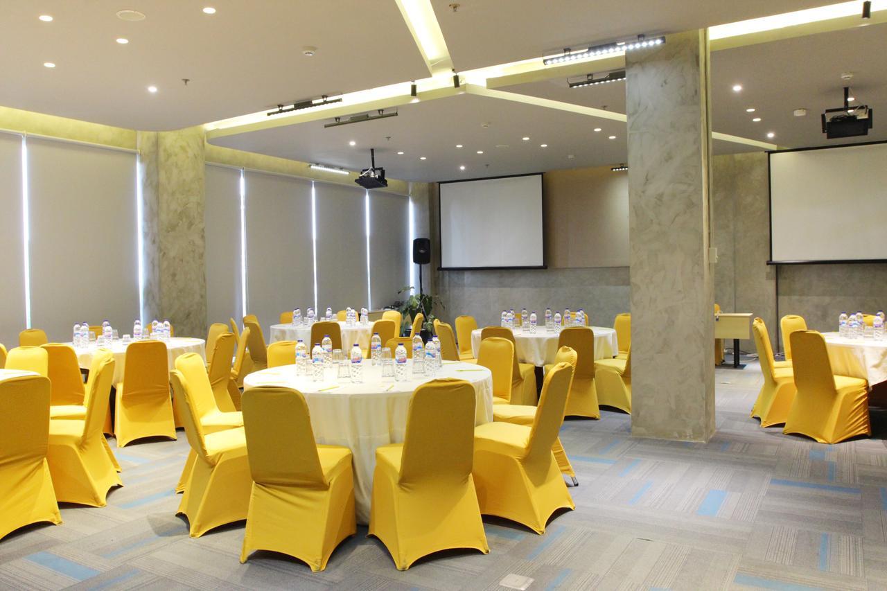 Yello Hotel Jemursari Surabaya Dış mekan fotoğraf