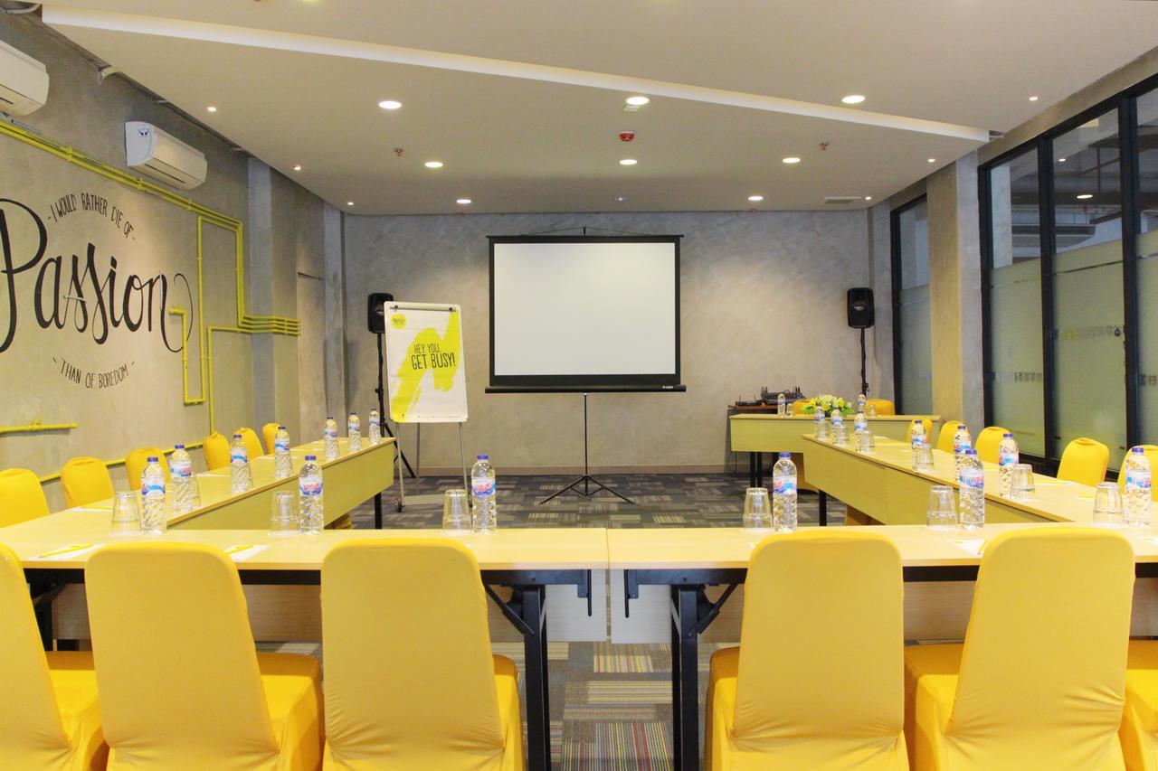Yello Hotel Jemursari Surabaya Dış mekan fotoğraf