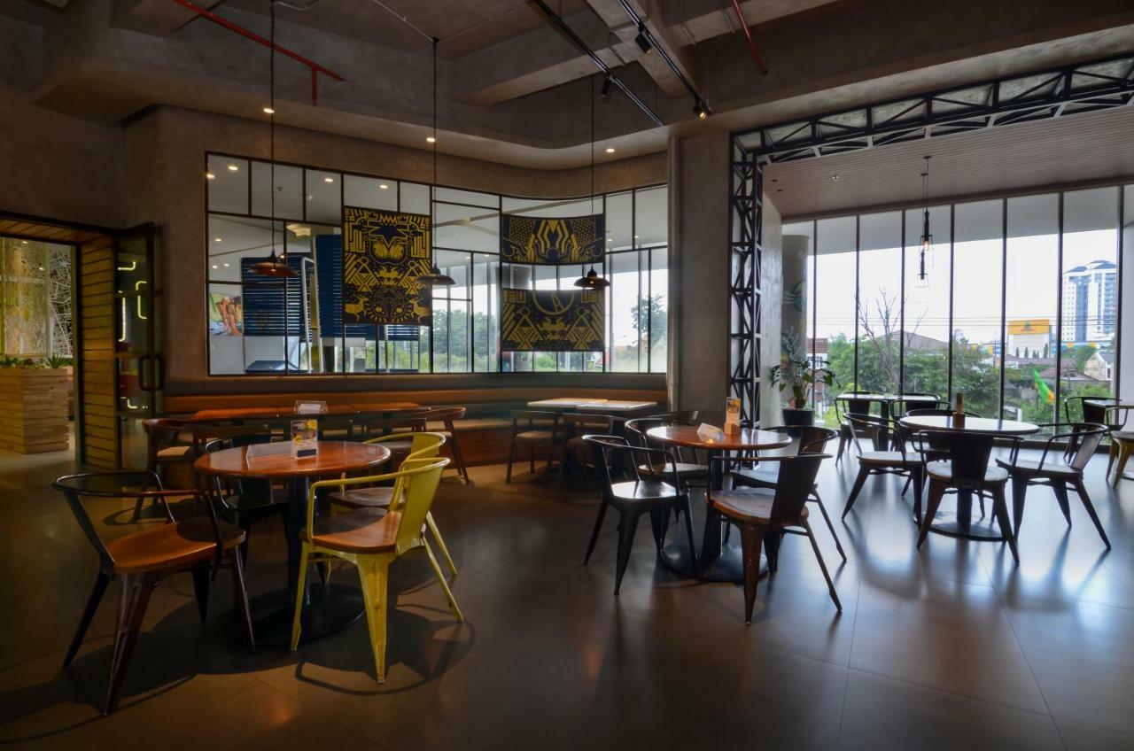 Yello Hotel Jemursari Surabaya Dış mekan fotoğraf