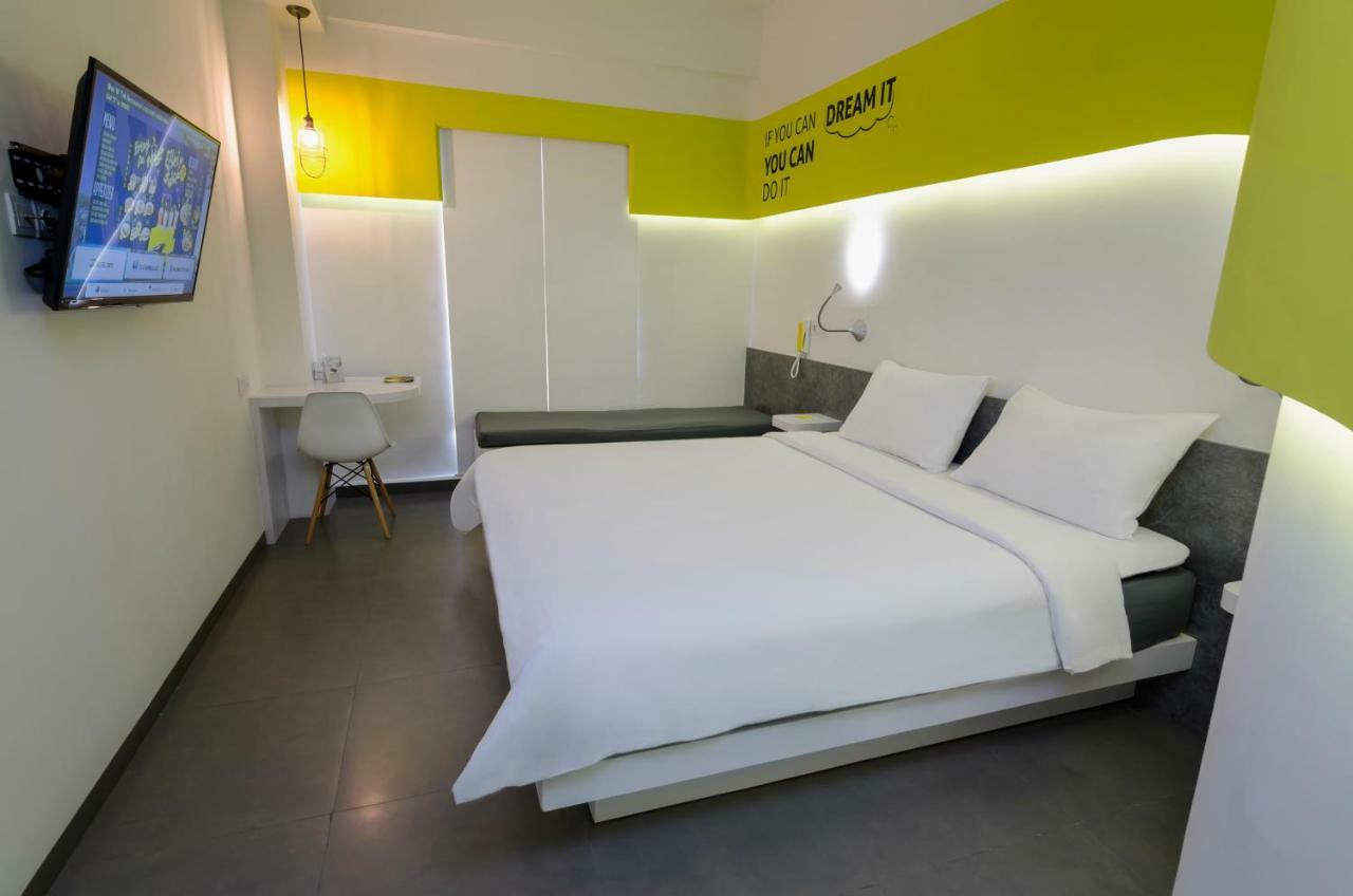 Yello Hotel Jemursari Surabaya Dış mekan fotoğraf
