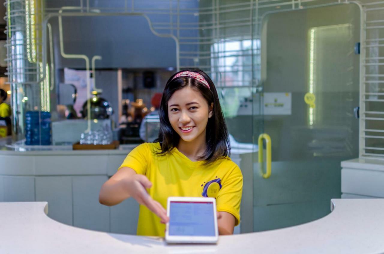 Yello Hotel Jemursari Surabaya Dış mekan fotoğraf