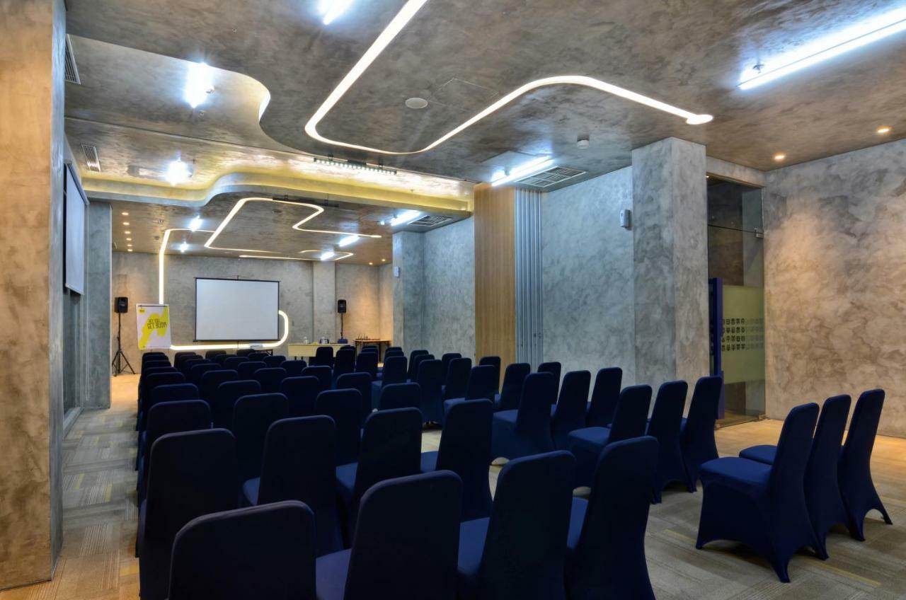 Yello Hotel Jemursari Surabaya Dış mekan fotoğraf